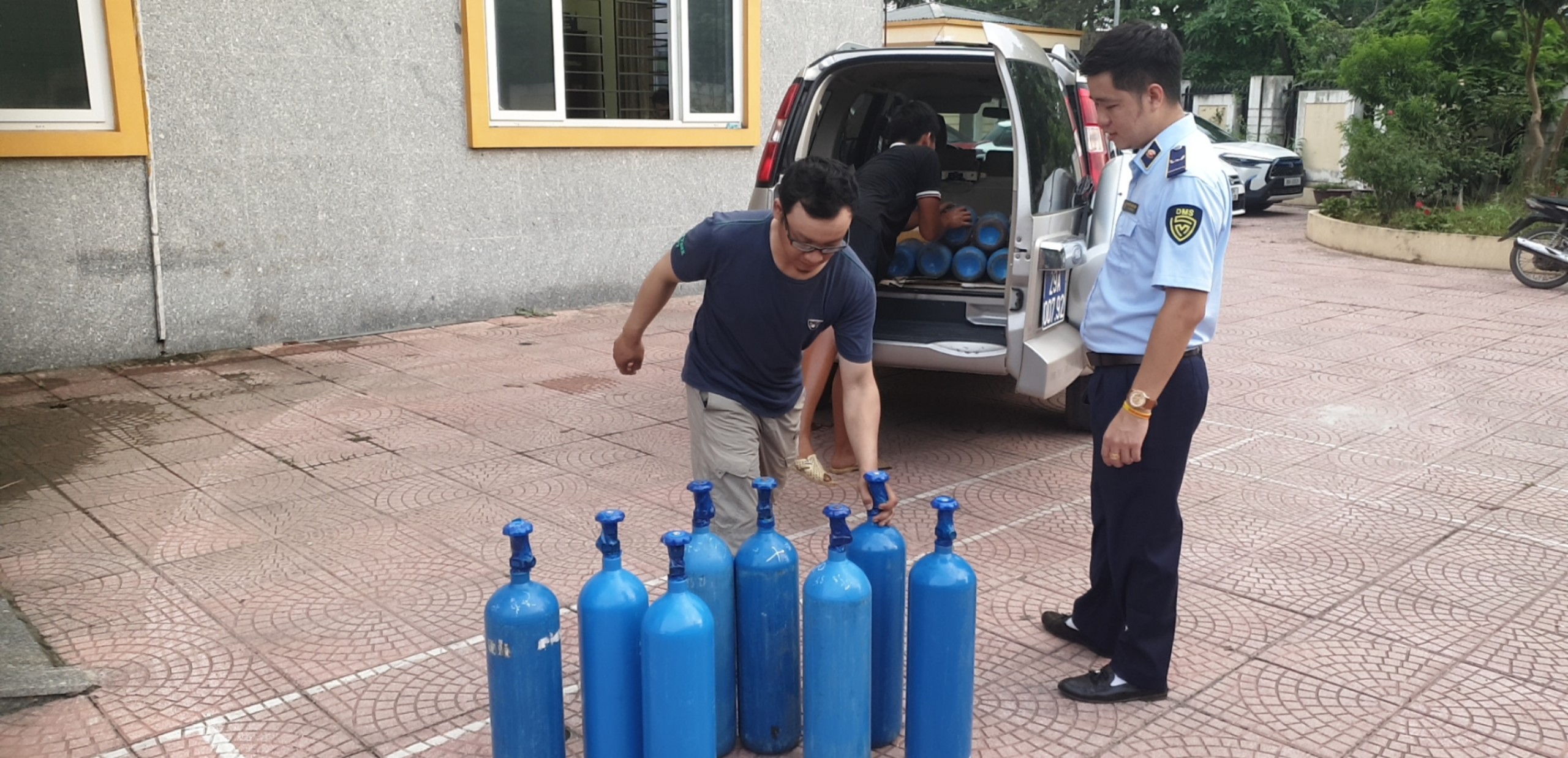 ​Tạm giữ 48 bình khí N2O tại Thanh Trì, Hà Nội